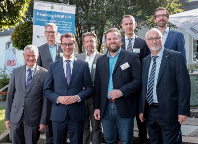 Klaus Gräbener, Hauptgeschäftsführer, IHK Siegen, Dr. Jörg Hilker, Senior Vice President Industrial Sales, DB Cargo AG, Hendrik Wüst, Minister für Verkehr des Landes Nordrhein-Westfalen, Frank Haberkorn, Sprecher Regionalgruppe Südwestfalen, Christian Betchen, Geschäftsführer, KSW Kreisbahn Siegen-Wittgenstein GmbH, und Südwestfalen Container-Terminal GmbH,Remo Piesker, Leiter Regional Sales West, DB Cargo AG, Ingo Egloff, Vorstand, Hafen Hamburg Marketing e.V., Markus Heinen, Leiter Repräsentanz Deutschland-West, Hafen Hamburg Marketing e.V.