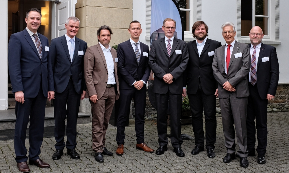 Die Veranstalter (v. l. n. r.) Hans-Peter Langer, IHK Siegen, Klaus Gräbener, IHK Siegen, Frank Haberkorn, BVL; Remo Piesker, DB Cargo AG; Staatssekretär Dr. Schulte; Christian Betchen, KSW, Volker Hahn, HHM; Axel Matern, HHM