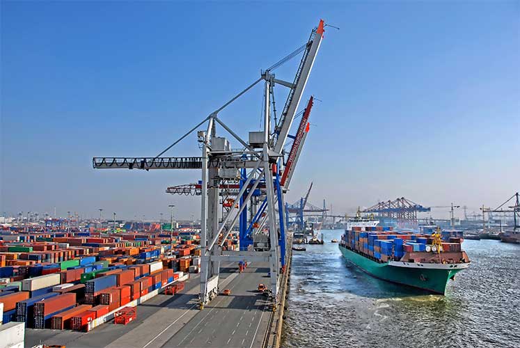Containerhafen mit Frachtschiffen