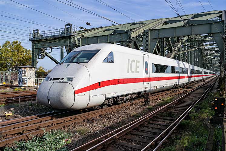 ICE Zug auf Schienen